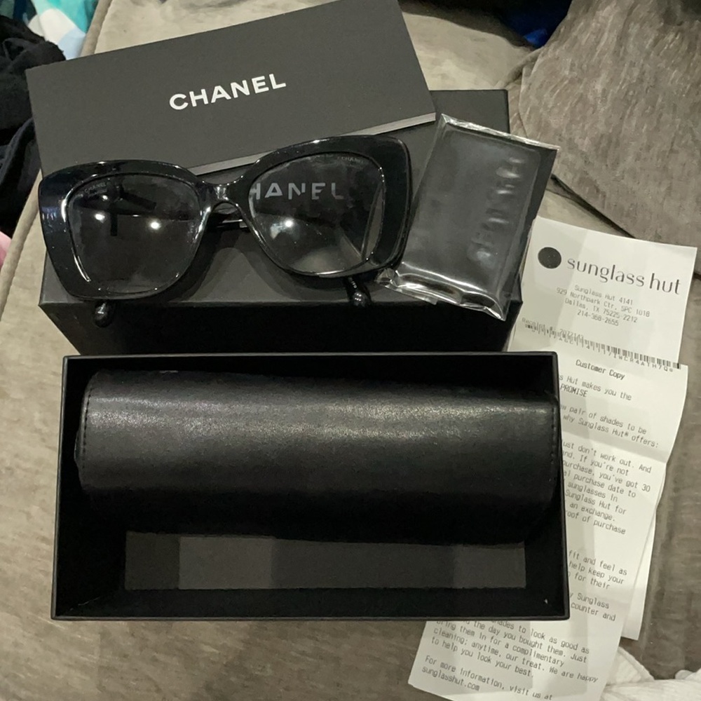 CHANEL Elegant Black Sunglasses
